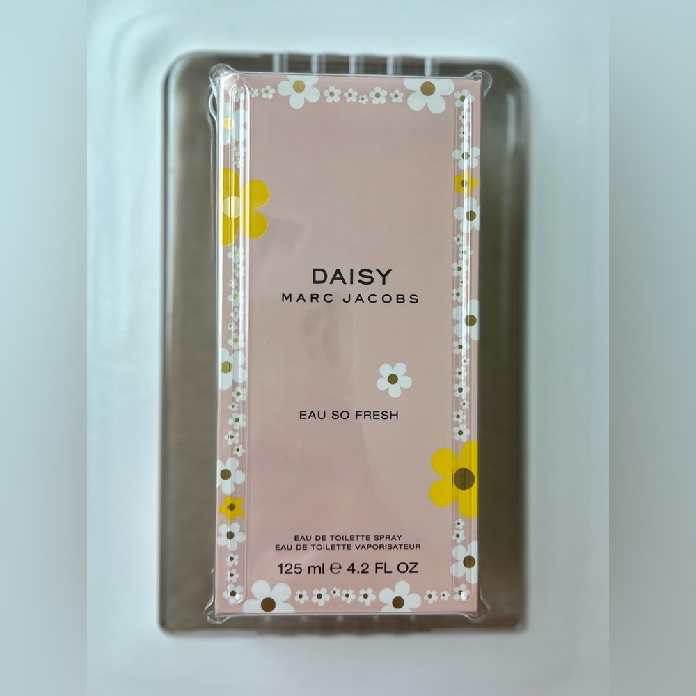 Marc Jacobs Daisy Eau So Fresh with Yellow and White Floral Design